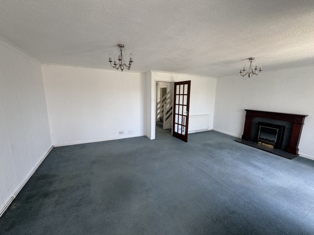 Lot: 191 - DETACHED FOUR-BEDROOM HOUSE IN POPULAR LOCATION - Living room